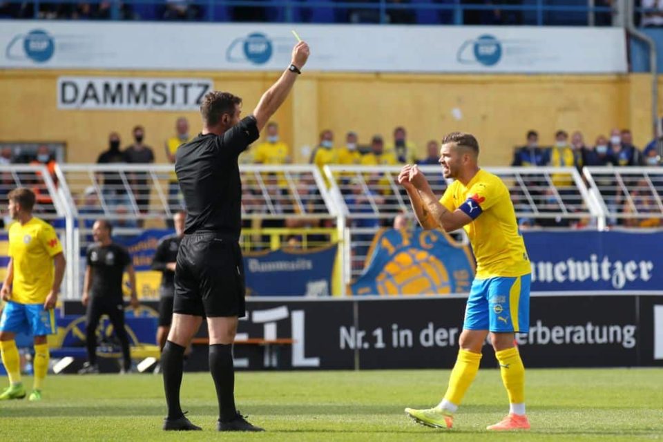 1 FC Lokomotive Leipzig Vs Chemnitzer FC 1 1 Schiri Im Mittelpunkt