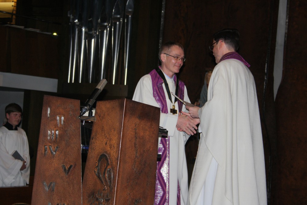 Generalvikar Andreas Kutschke gratuliert dem neuen Propst Gregor Giele (links) zur Ernennung durch Bischof Heiner Koch. Foto: Ernst-Ulrich Kneitschel