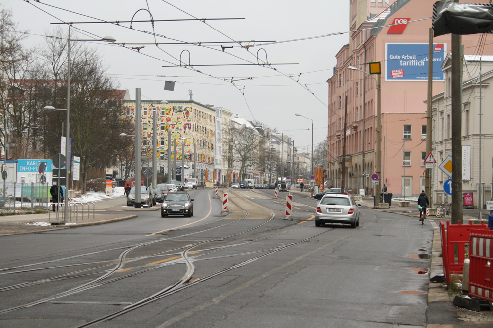 Karl-Liebknecht-Straße in Höhe Paul-Gruner-Straße: links darf der Verkehr stadteinwärts weiter fahren, rechts wird jetzt der neue Straßenkörper gebaut. Foto: Ralf Julke