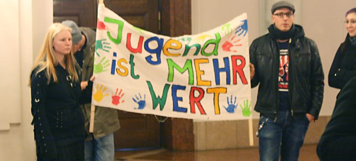 Einer der vielen Vereinsproteste zu Leipziger Stadtratssitzungen - hier ist es der Bereich Jugendhilfe. Foto: Sebastian Beyer