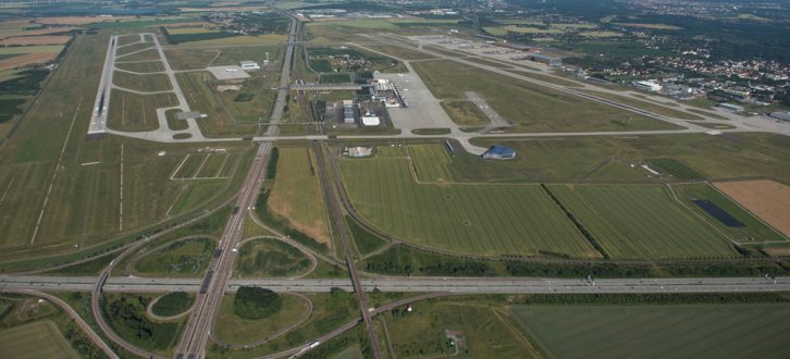 Die Start- und Landebahn Süd (rechts im Bild) hat An- und Abflugschneisen, die über deutlich dichter besiedeltes Gebiet führen. Foto: Flughafen Leipzig / Halle, Uwe Schoßig