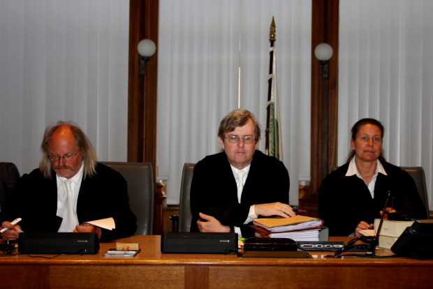 Die 1. Strafkammer v.l.n.r. André Scholz, Vorsitzende Hans Jagenlauf, Alexandra Kraske. Foto: Alexander Böhm