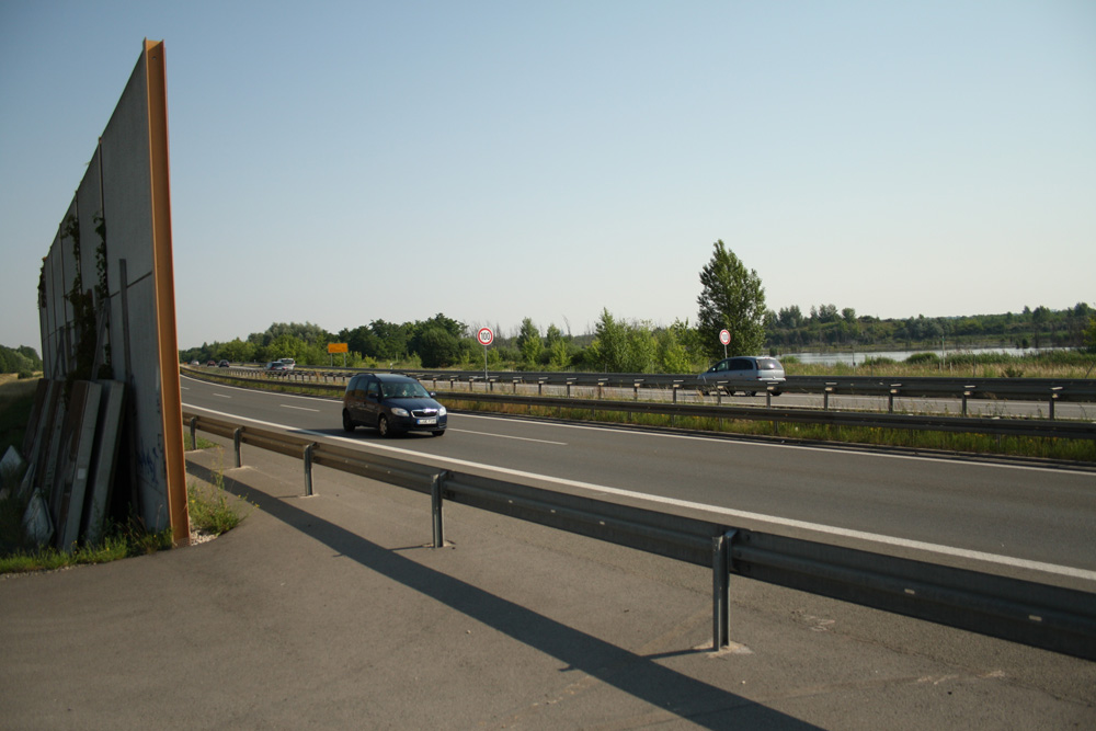 Hier geht's künftig rüber: Links die Lärmschutzwand zwischen Pleiße und B2/B 95, rechts die Teichlandschaft westlich des Markkleeberger Sees. Foto: Ralf Julke