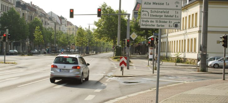 Prager Straße / Johannisallee: ein Schilderbaum und ein nach rechts entweichender Radweg. Foto: Ralf Julke