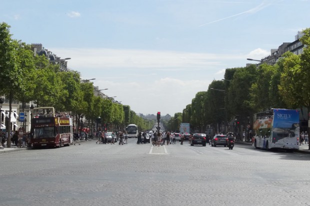 Ein Blick in die Avenue des Champs-Elysées. Die meisten Deutschen kennen sogar nur den Namen "Champs-Elysées". Die Pariser sagen einfach nur "Les Champs". Foto: Patrick Kulow