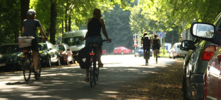 Radfahrerinnen im Clara-Zetkin-Park. Foto: Ralf Julke