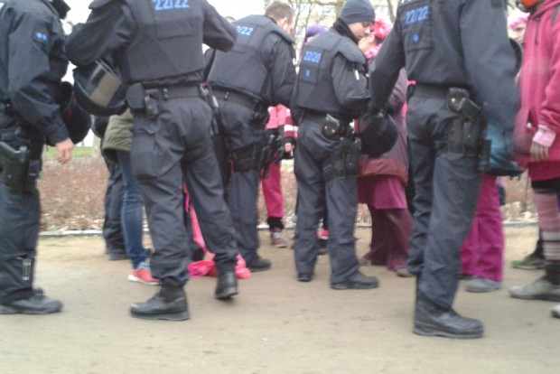 Am Ende griff die Polizei doch noch durch: Teilnehmende sollen sich vermummt haben. Foto: René Loch