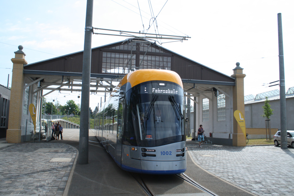 Die neue XL vorm alten Portikus in Dölitz. Foto: Ralf Julke