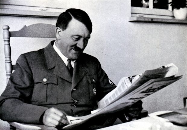 Die NSDAP erlebt erstmals einen Rückgang bei den (ständigen) Neuwahlen. Einer lauert noch im Hintergrund: Adolf Hitler beim Lesen positiver Nachrichten. Foto: Cigarettenbilder Versand Hamburg (gemeinfrei)