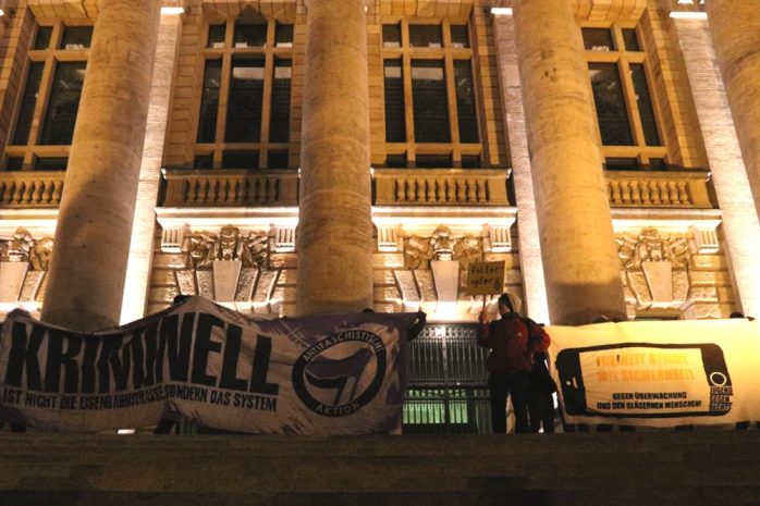 Schlussbild der Demonstration vor dem Bundesverwaltungsgericht auf dem Simsonplatz. Foto: L-IZ.de