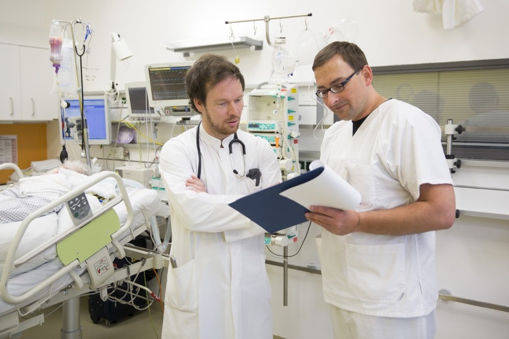 Privatdozent Dr. Dominik Michalski (re.), Oberarzt an der Klinik und Poliklinik für Neurologie, im Gespräch mit Oberarzt Dr. Jost-Julian Rumpf. Foto: Stefan Straube/UKL