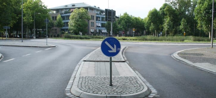 Fußgängerinsel an der Edvard-Grieg-Allee. Foto: Ralf Julke