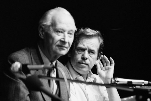 Alexander Dubcek und Vaclav Havel auf dem Podium des Bürgerforums. Foto: Harald Schmitt 