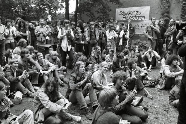 Friedenswerkstatt 1982: Aus allen Teilen der DDR treffen sich Friedensgruppen in Ost-Berlin. Foto: Harald Schmitt 