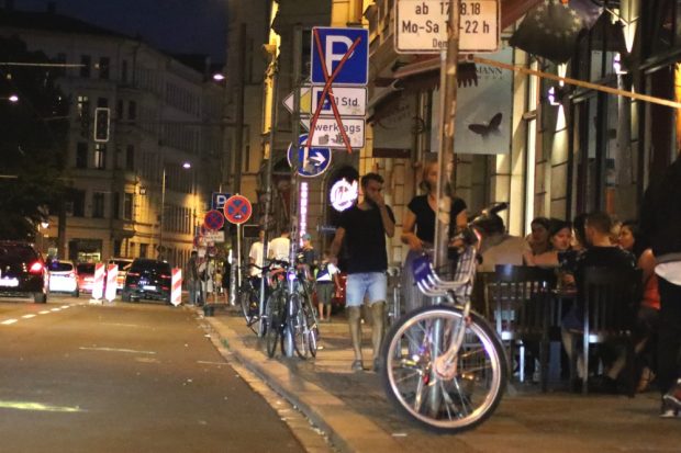 Fahrradfahrer als Kunden. Während des Proberadweges auf der Jahnallee war der Freisitz der Pizzaria jeden Abend voll. Foto: L-IZ.de