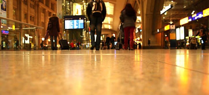 Hauptbahnhof, Querbahnsteig - und der Weg zur Toilette nur gegen Geld. Foto: Ralf Julke