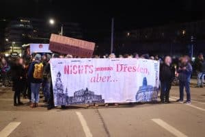 Gegendemonstranten 15. Februar in Dresden. Foto: Marco Arenas