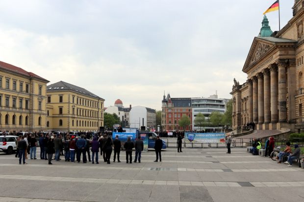 Maximal 40 Teilnehmer holten André Poggenburg und seine Mitstreiter am 1. Maifeiertag auf den Simsonplatz in Leipzig. Foto: L-IZ.de