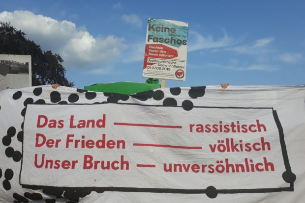 Fronttransparent und Plakat bei der Antifa-Demo. Foto: René Loch