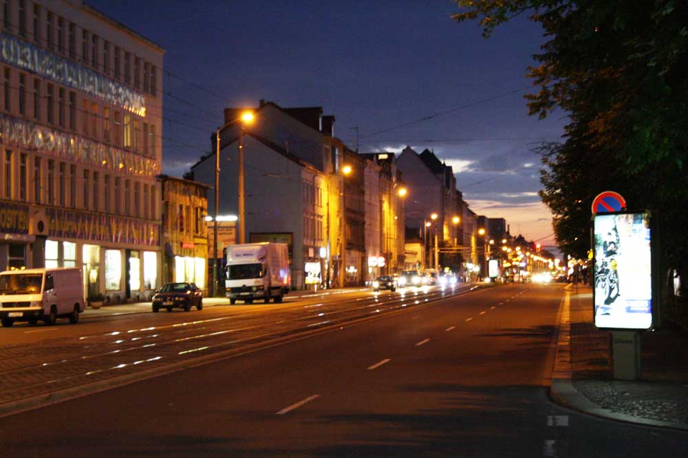 Georg-Schumann-Straße bei Nacht. Foto: Ralf Julke