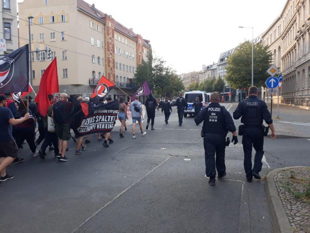 Leipzig demonstriert. Gegen 18:40 Uhr haben sich die ersten linken demonstranten aus em Osten auf den Weg gemacht. Foto: L-IZ.de