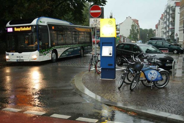 So wünscht es sich eigentlich die Stadt: Mobilitätsstation in der Scheffelstraße mit (älteren) Nextbike-Rädern. Foto: Ralf Julke