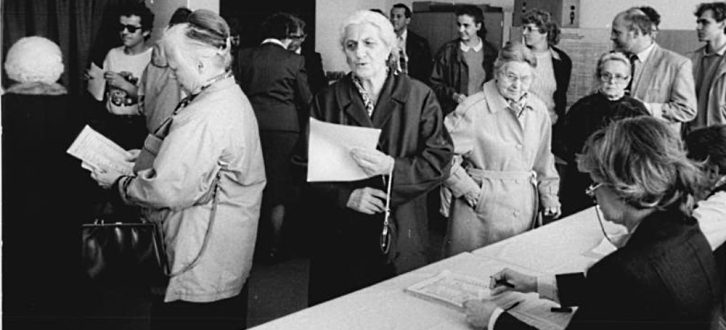Großer Andrang bei der Volkskammer-Wahl am 18. März 1990, hier in der Gemeinde Lobetal. © Bundesarchiv/Bernd Settnik