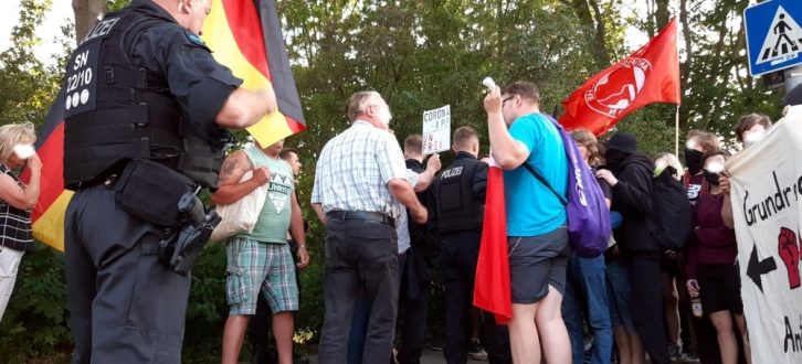 Debatten und Sprechchor-Battle zwischen Corona-Demonstranten und dem Gegenprotest in Engelsdorf. Foto: Luise Mosig