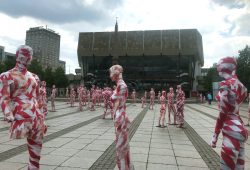 Ein Mahnmal zur Coronakrise vor dem Leipziger Gewandhaus. Foto: Pia Benthin