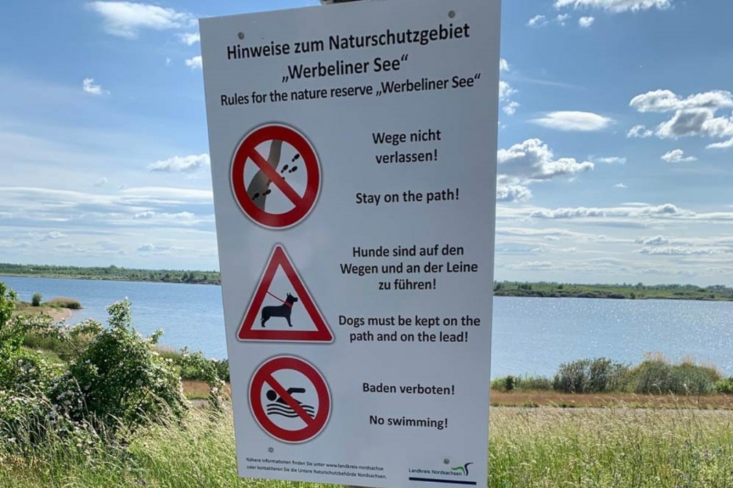 Hinweistafel mit Piktogrammen am Werbeliner See. Foto: Landratsamt Nordsachsen / Thomas Seidler