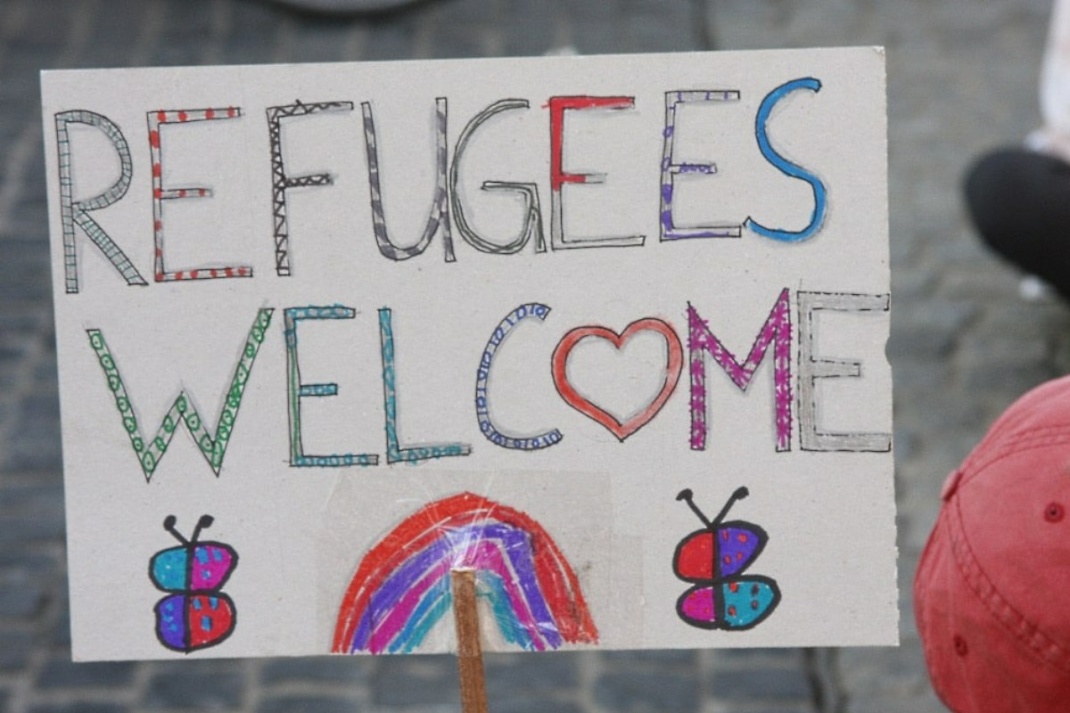 Schild mit Refugees welcome – Aufschrift.