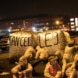 Protestierende Menge am Flughafen 2021.