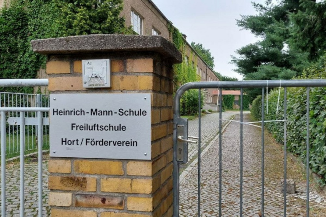 Eingang zur Heinrich-Mann-Schule in Meusdorf. Foto: LZ