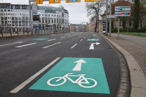 Die Sharrows kurz vor der Kreuzung Tauchnitzstraße. Foto: Ralf Julke