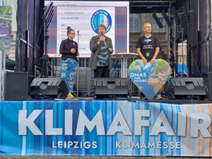 KlimaFAIR, Menschen auf der Bühne stehend.