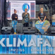 KlimaFAIR, Menschen auf der Bühne stehend.