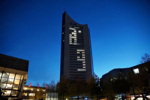 City-Hochhaus in der Dämmerung mit beleuchteten Fenstern, die zusammen eine „89“ formen.