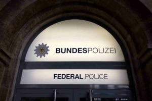 Schild mit der Aufschrift Bundespolizei Leipzig