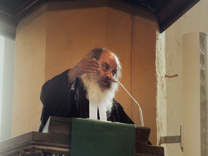 Lothar König bei seiner letzten Predigt in Jena (Thüringen). Foto: Filmscreen, Tilman König