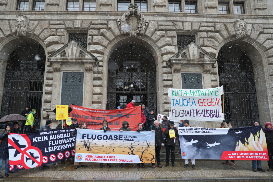 Demonstration/ Kundgebung der Bürgerinitiative "Gegen die neue Flugroute" am Neuen Rathaus. Leipzig, 18.01.23. Foto: Jan Kaefer