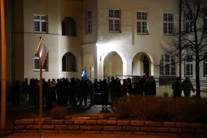 Personen vor dem Rathaus Lindenthal