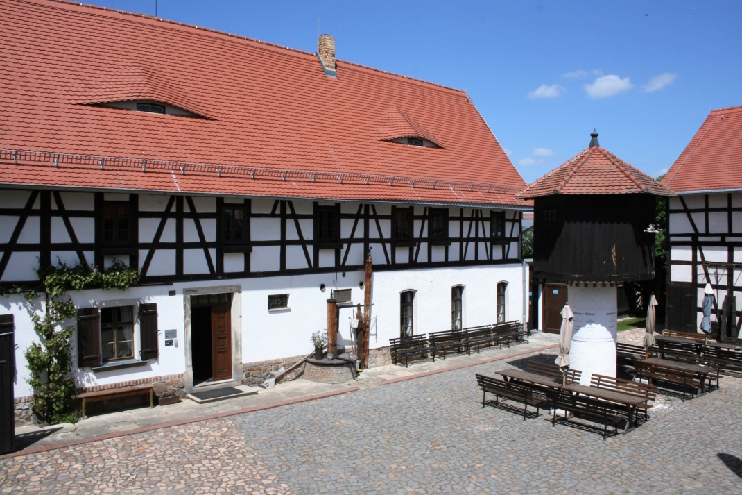Der Geschichtenhof Wyhra mit Taubenbaum. Foto: Stadt Borna, Annett Steinert