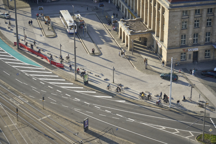 Eine Gruppe Radfahrer/-innen auf dem Fußweg vor dem Leipziger Hauptbahnhof. Foto: Tom Richter
