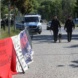 Transparente, Polizisten mit Hund auf abgesperrter Straße.