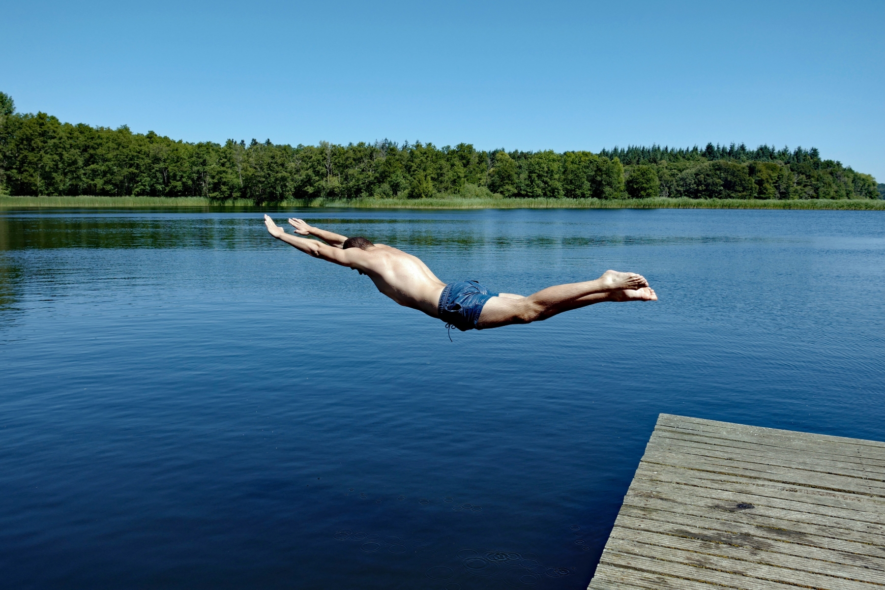 Water jumping. Человек ныряет. Прыгает в воду. Человек прыгает в воду. Прыжок в озеро.