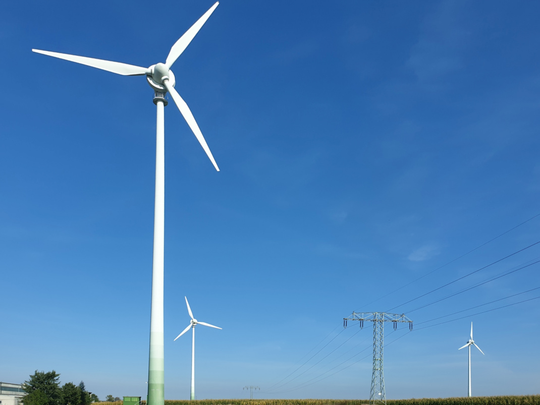 Stromerzeugung durch Windenergie - Windräder auf einem Feld (Symbolbild). Foto: Jan Kaefer