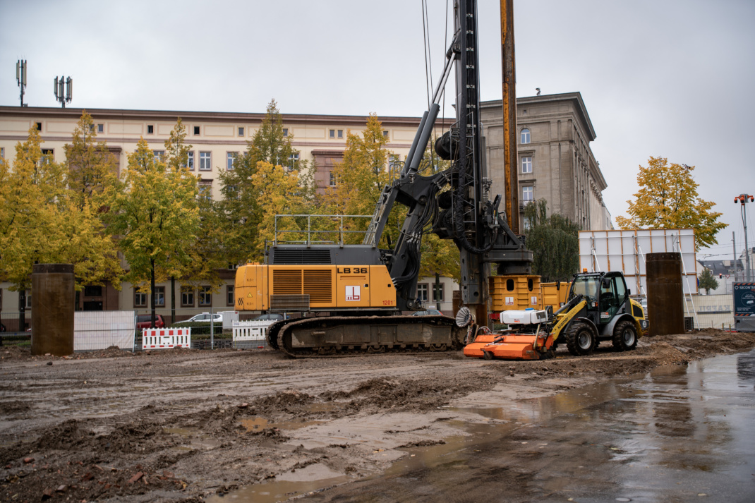 Baustelle mit Baufahrzeugen.