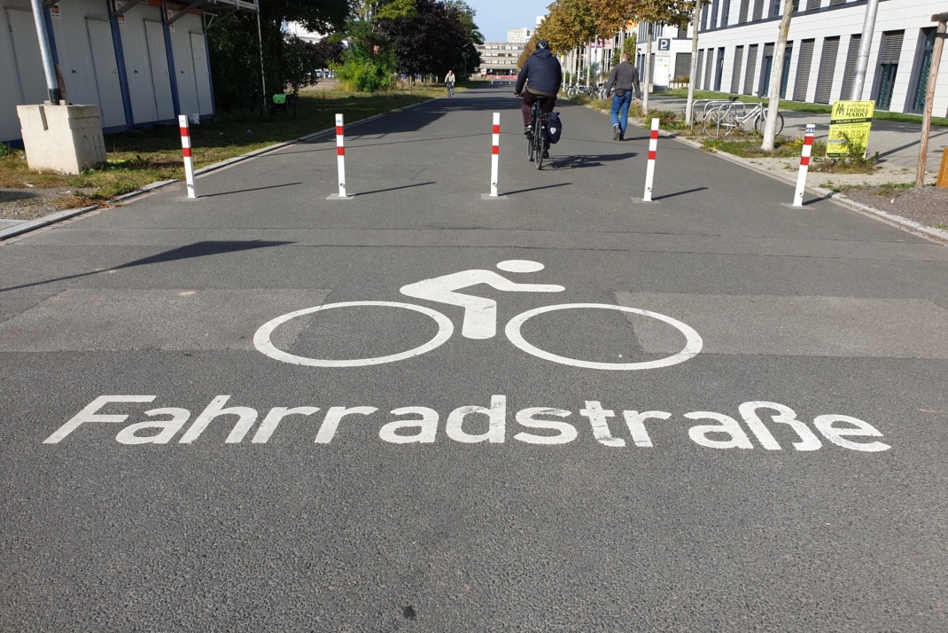 Fahrradstraße mit Schriftzug und Fahrrad-Piktogramm