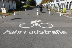 Fahrradstraße mit Schriftzug und Fahrrad-Piktogramm
