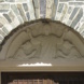 Portal einer Tür in Braun mit Relief.